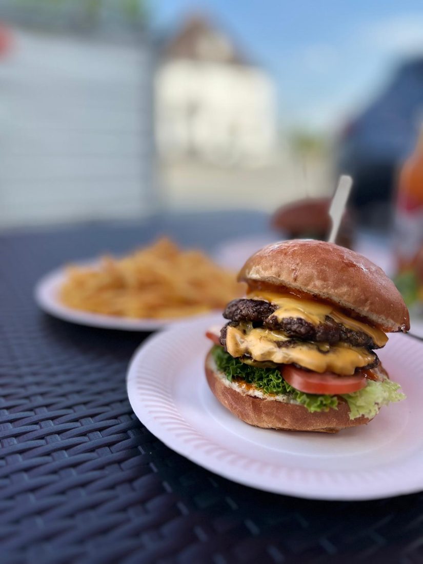 MAVA Smash Burger mit Pommes