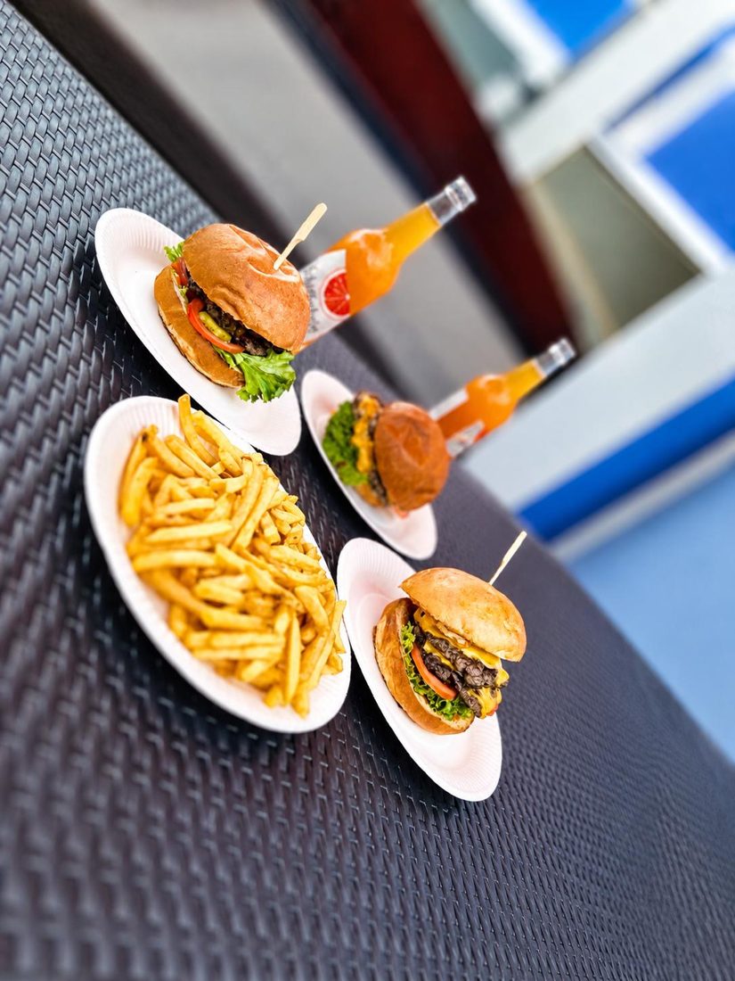 Burger und Pommes für die ganze Runde
