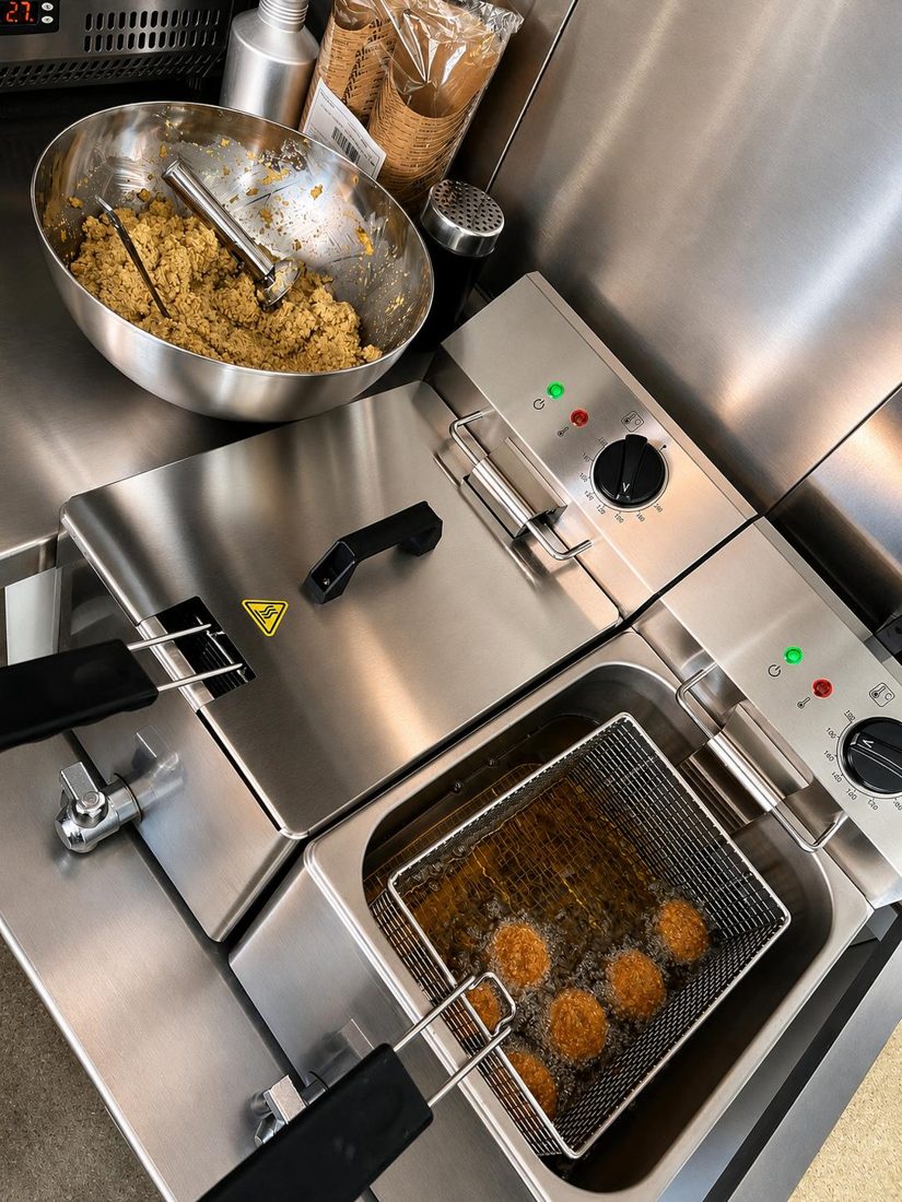 Hausgemachte Falafel frisch in der Fritteuse