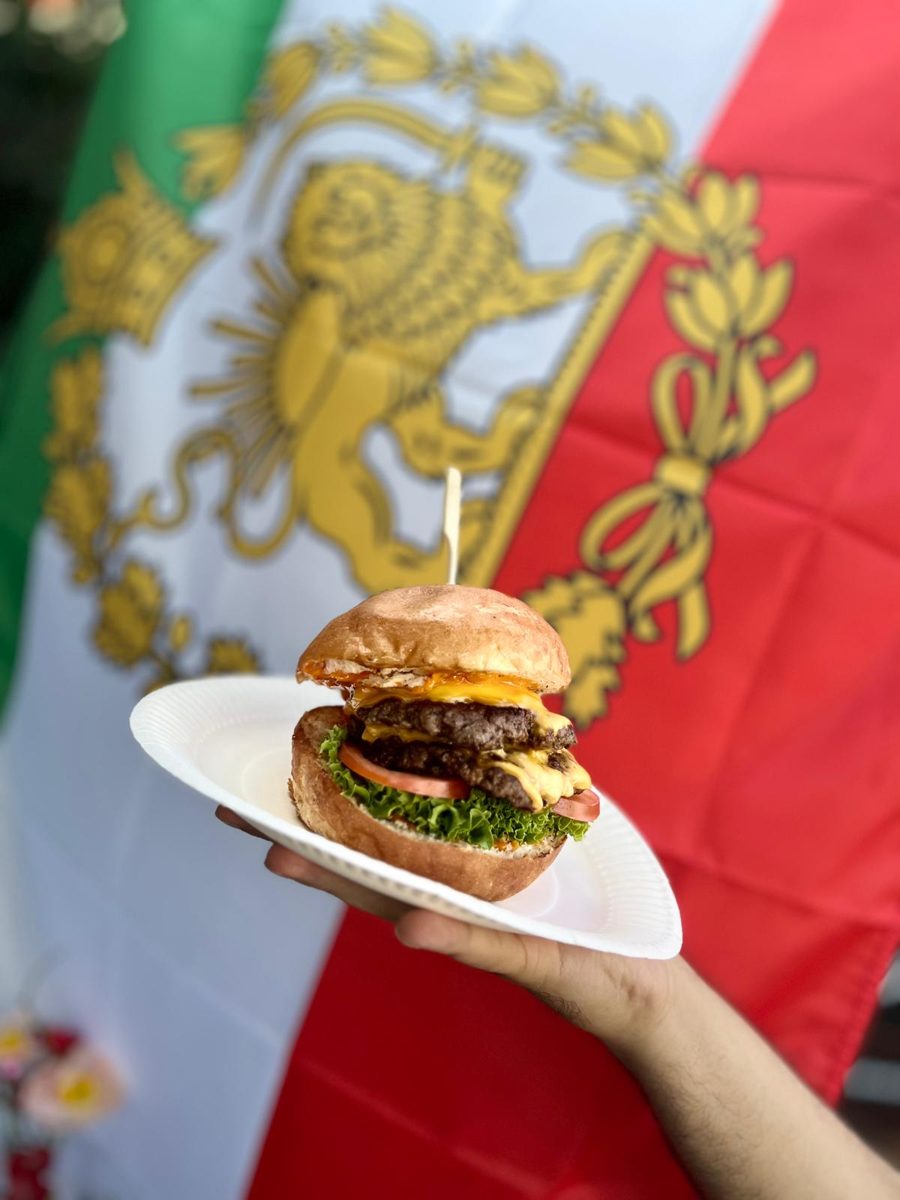 MAVA Smash Burger auf dem Teller vor persischer Löwe-und-Sonne-Flagge