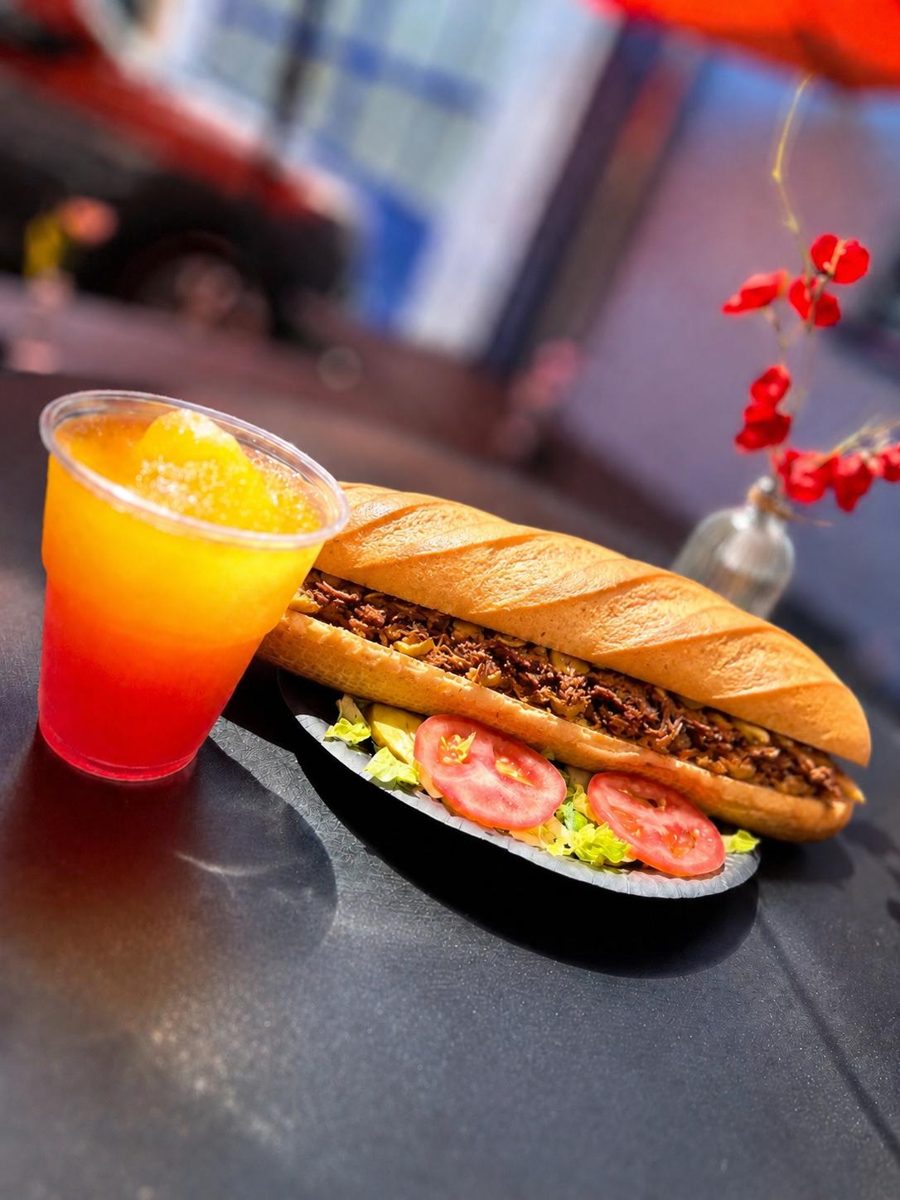 MAVA-Spezial Sandwich mit eisgekühltem Khakshir-Slush